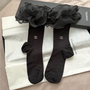 Auth Chanel 25K Classic CC Logo Ruffle Black Socks - Size M